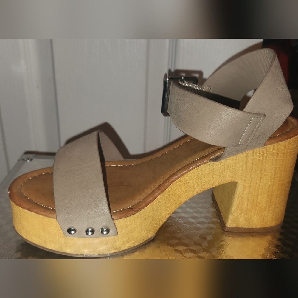 MIA tan chunk heels size 8